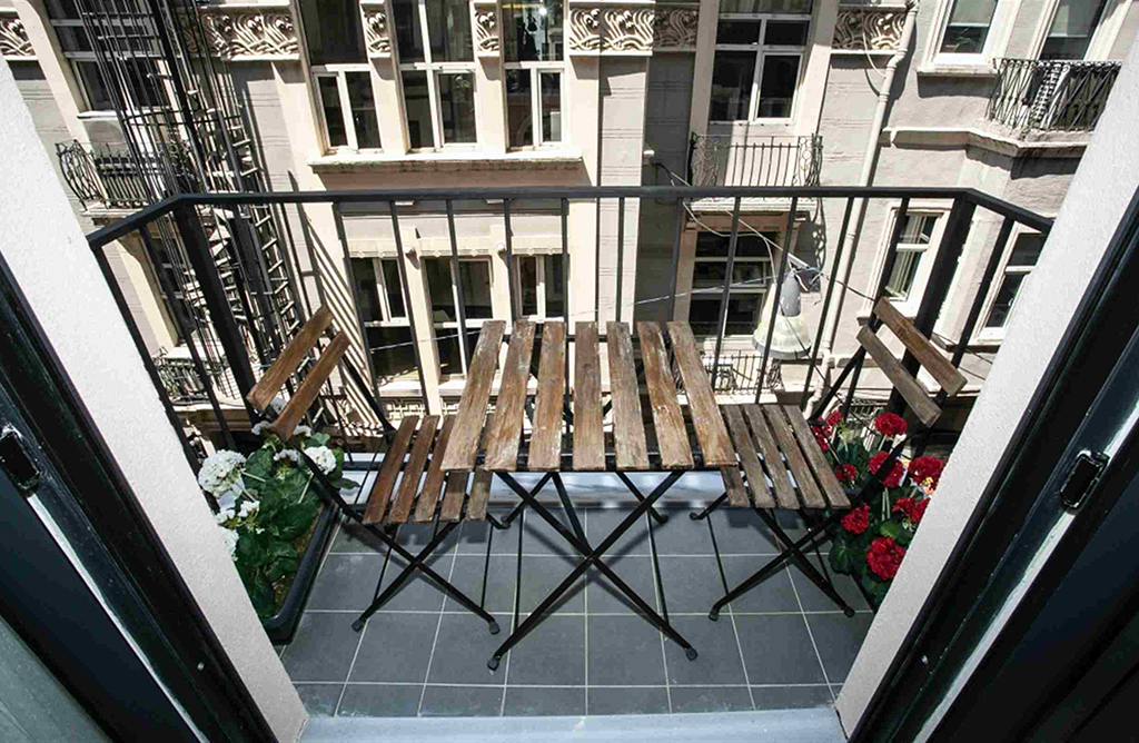 Beautiful Studio with Balcony in Taksim Square 205