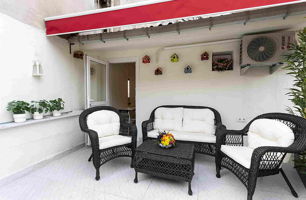 Little Cute Studio with PrivateTerrace in Cihangir